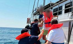 Karaya oturan gezi teknesindeki 11 kişi Sahil Güvenlik tarafından kurtarıldı