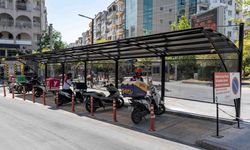 Bornova'da kuryeler ve vatandaşlar için gölgelik hamlesi