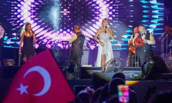 Gaziemir, Zafer Bayramı’nı Işın Karaca konseriyle kutladı