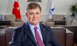 İzmir’de taşeron tuvalet işçileri kadro talebiyle belediye önünde açıklama yaptı