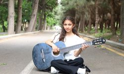 İskenderli Zehra eğitimi ve müzik yeteneğiyle öne çıkıyor
