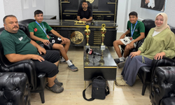 Elmalı'da ikiz pehlivanlardan kürsü gururu