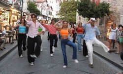 İzmir Aşkına Derneği’nden Çeşme Festivali’nde sürpriz gösteri