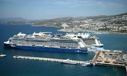 Kuşadası’na 2 kruvaziyerle 7 bin 818 turist geldi