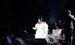 Bülent Ersoy’dan elmalı şov