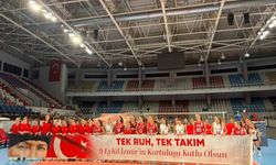 İzmir’in kurtuluşu voleybolda dostluk maçıyla kutlandı