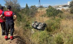 İzmir’de otomobil akarsu havzasına uçtu: 1 ölü, 2 yaralı