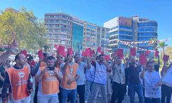 Konak Belediyesi işçilerinden ’kırmızı kart’lı eylem