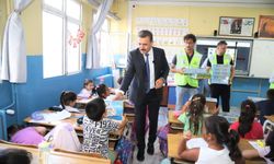 Dikili’de birinci sınıfa başlayan tüm öğrencilere eğitim seti armağanı