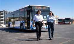 ESHOT şoförleri yeni görünümüyle İzmir yollarında