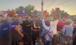 Foça’da Fıçı’ya kırmızı kartlı protesto