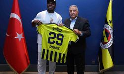 Fenerbahçe'ye konuk olan Emenike'ye 29 numaralı forma armağan edildi