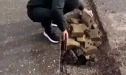 İzmir’de vatandaş yoldaki çukuru kendi imkanlarıyla doldurdu