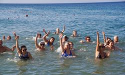 Dünya Barış Gününe denizde pilates ile başladılar