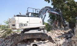 Konak’ta güvenliği tehdit eden metruk yapılar tek tek yıkılıyor