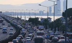 İzmir'de okulların ilk günü trafiği kilitledi