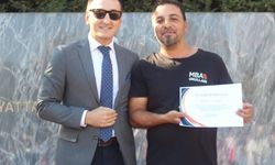 Öğrencilere duyduğu sevgiyle marş yazdı
