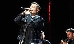 Oğuzhan Koç, konserinde sahne önünde sigara içen kişiye tepki gösterdi