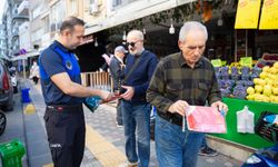 NARLIDERE BELEDİYESİ’NDEN CUMHURİYET BAYRAMI ÖNCESİNDE ESNAFA BAYRAK DAĞITIMI