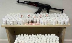 İzmir’de bir evden binlerce uyuşturucu hap ve kalaşnikof ele geçirildi