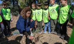 Bornova’nın minikleri 50 zeytin fidanını toprakla buluşturdu