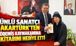 ÜNLÜ SANATÇI AKARTÜRK’TEN ÖDEMİŞ KAYMAKAMINA KİTABINI HEDİYE ETTİ