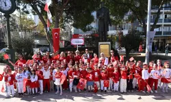 Gaziemir’de miniklerden Cumhuriyet ve bayrak yürüyüşü