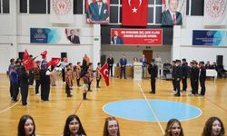 Cumhuriyet coşkusu salonlara sığmadı