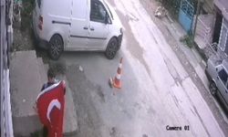 İzmir’de gencin bayrak duyarlılığı kamerada