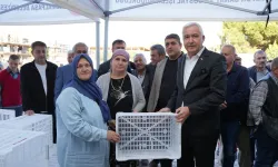 Kemalpaşa Belediyesi’nden üreticilere 4 bin zeytin kasası