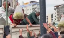 Manisa'da üzüm protestosu: 1 tır dolusu üzüm halka dağıtıldı