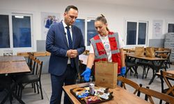 Başkan Eşki kumanyaları kendi eliyle dağıttı