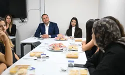 Ömer Eşki, kız öğrenci yurdunda öğrencilerle buluştu