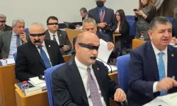 Halk TV kararına Yeni Partili vekillerden bantlı protesto