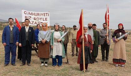 Uşak'ta 90 yıllık "Cumhuriyet'i Biz Böyle Kazandık" fotoğrafı canlandırıldı