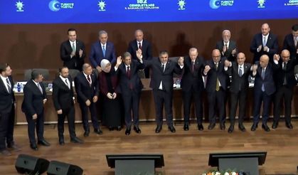 Erdoğan, 9 belediye başkanına AK Parti rozeti taktı