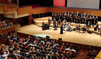 İzmir’de Cumhuriyet konserinde OltenBand sahne aldı