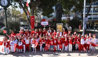 Gaziemir’de miniklerden Cumhuriyet ve bayrak yürüyüşü