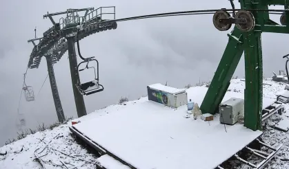 İzmir’in zirvesine mevsimin ilk karı düştü!