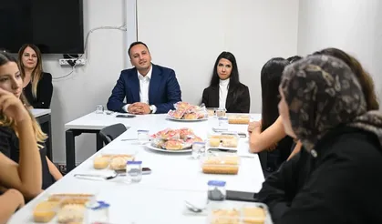 Ömer Eşki, kız öğrenci yurdunda öğrencilerle buluştu
