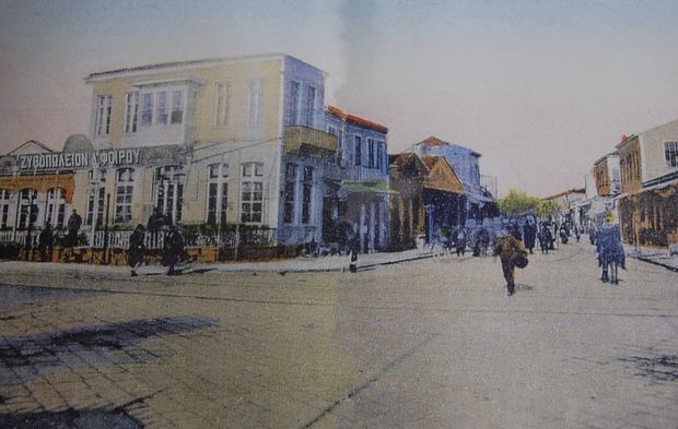 Karşıyaka çarşı girişi ve Hergele Meydanı'ndan eski bir görüntü