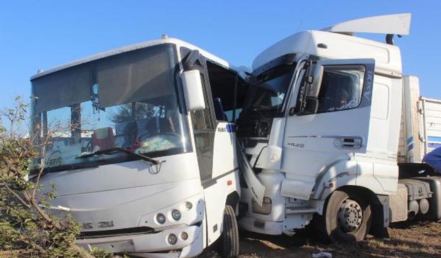 Manisa'da işçi servisi ile TIR çarpıştı: 1'i ağır 23 yaralı