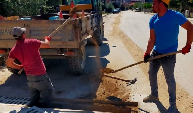 Manisa Alaşehir'de yağmur suyu ızgaralarına bakım