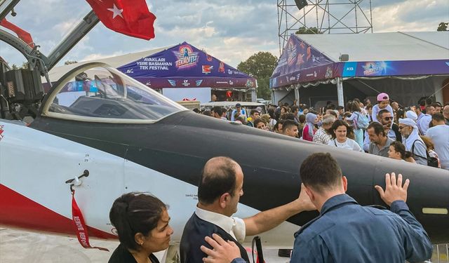 Görme engelli aile, TEKNOFEST İzmir'de milli teknoloji ürünlerine kalp gözüyle dokundu