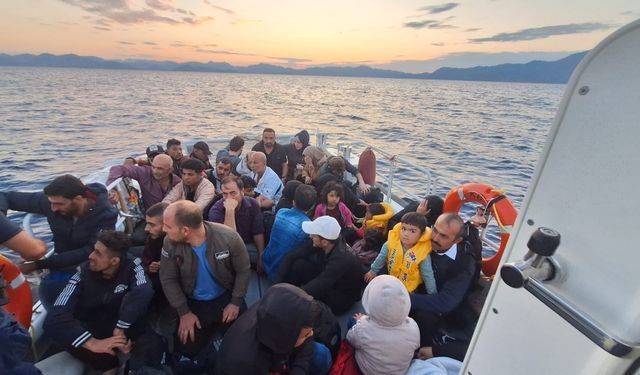 Marmaris açıklarında 49 düzensiz göçmen kurtarıldı