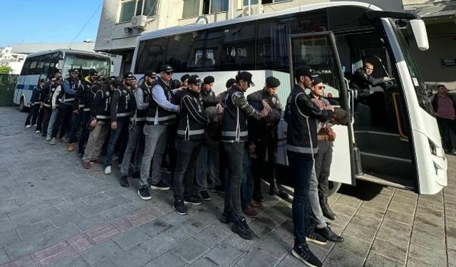 İzmir'de FETÖ'ye 'Kıskaç' operasyonunda 84 şüpheli adliyede