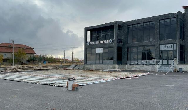Afyonkarahisar'da şiddetli rüzgardan Dişli Belediyesinin çatısı uçtu