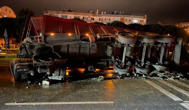 Aydın'da karşı şeride geçen tırın dorsesinin devrilmesi sonucu sürücü yaralandı