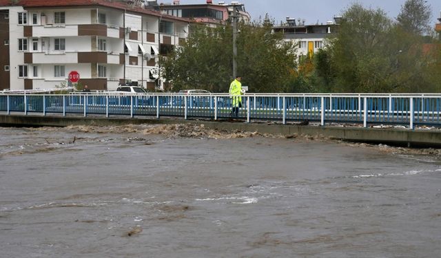 Edremit Körfezi'nde sağanak ve kuvvetli lodosta dereler taştı, tekneler battı