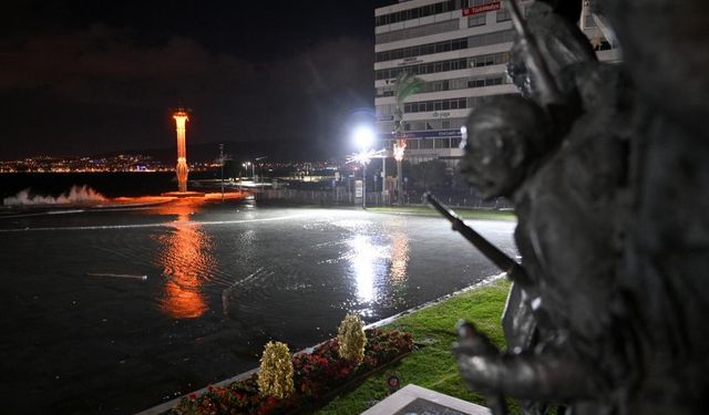 İzmir'de deniz taştı, sokaklar su altında kaldı